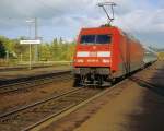101 071-9 verlie im Oktober 1998 nit einem Inter Regio von Frankfurt/Main nach Hamburg-Altona den Bahnhof Northeim(Han.)