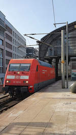 Solo als LZ kam 101 103 auf der Berliner Stadtbahn daher, um wrsl. Richtung B-Rummelsburg zu fahren, hier auf Gleis 1 B-Friedrichstraße.

Berlin, der 24.02.21