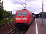 101 019-8 ist in Bonn angekommen und schiebt nach kurzem Aufenthalt den IC weiter in Richtung Hamburg-Altona.