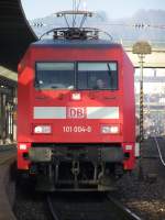101 004-0 steht mit einem InterCity im Bahnhof Ulm Hbf zur Abfahrt bereit. Aufgenommen am 19.Dezember 2007.
