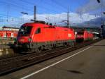 Die 1116 047 und die 101 072 am 06.02.2008 beim Abrangieren von Gleis 12 in Mnchen Hbf.