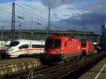 Die 1116 047 und die 101 072 am 06.02.2008 beim Abrangieren von Gleis 12 in Mnchen Hbf. Im Hintergrund steht ein ICE 3