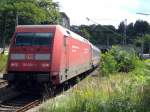 101 032-1 (Unsere Zge schonen die Umwelt...) schiebt ihren Intercity durch Stuttgart-Feuerbach.