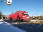 101 063-6 steht am 2.01.09 in einer leichten Schrglage mit IC 2373 Stralsund - Karlsruhe Hbf in Hamburg-Harburg auf Gl.