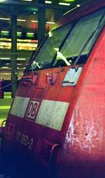 101 060-2 am EC 177 nach Wien Sdbahnhof. Die 101 zeigt sich in einem typischem Zustand fr die Lok der Baureihe. Das ist Teil der Lok der zum Zug gerichtet ist am 16.04