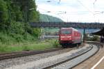 101 011-5 schlngelt sich mit einem IC durch die Kurven des Bahnhofes Geislingen. Aufgenommen am 27.5.2009.