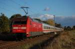 101 093-3 als Schublok vor einem IC in Richtung Braunschweig am 12.10.2009 kurz nach berquerung des Mittellandkanals bei Peine