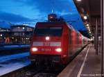 Blaue Stunde in Stuttgart Hbf bei der Abfahrt des IC 2318 nach Mnster(Westf)Hbf  mit 101 031-8 und +5min Versptung.