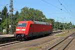 101 098-2 am 12.07.2013 beim rangieren von Gleis 2 auf 1 des Freiburger Hbf, da der EC 8 mit Zuglok 101 119-6 eine  Kurzschluss hatte und nicht mehr aus eigener Kraft weiter fahren konnte.