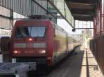 101 013 erreicht mit ihrem IC Stuttgart Hbf und wird in Kürze den Zug weiter nach Nürnberg schieben. (April 2014)