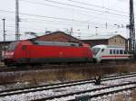 Mal wieder musste eine 101er im Hbf Stralsund, wegen eines defekten Steuerwagens umsetzen. Hier verlsst am 23.02.07 101 061 den Hbf Stralsund, die Versptung von etwa 20 min wird der IC wohl nur schwer wegmachen knnen.