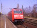 101 128-7 steht mit dem IC 1971 nach Berlin Hbf (Tief) in Elmshorn.