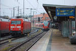 RE 9 nach Sassnitz fährt an den Bahnsteig 6 in Stralsund.