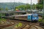 101 033 traincharter mit Schülerzug aus Münster bei der Durchfahrt in Wuppertal Hbf, am 02.07.2024.