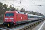 IC mit der Lok 101 137 am Binzer Bahnsteig abgestellt. - 23.03.2019
