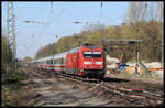 Während im Bahnhof Natrup Hagen der Rückbau der Gleise voran schreitet, passiert hier am 10.4.2019 um 16.57 Uhr die Preis Lok 101020-6 mit ihrem Intercity die Baustelle in Richtung Münster.