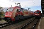 101 064-4 trifft am 27.10.2019 mit dem IC2212 von Koblenz Hauptbahnhof nach Ostseebad Binz im Rostocker Hauptbahnhof auf 182 003 mit dem RE1 (RE4312)  Hanse-Express  nach Hamburg Hauptbahnhof.