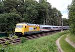 Am 28.6.2020 war um 15.30 Uhr die BKK Werbelok 101030-5 Zugpferd für den internationalen IC 144 nach Amsterdam. Hier passiert der Zug gerade einen kleinen BÜ in Osnabrück Atter.