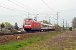 101 125 führte am 20.04.23 den aus zwei IC-Wagen und 101 038 bestehenden PbZ 33955 von Berlin nach Leipzig durch Gräfenhainichen Richtung Bitterfeld.