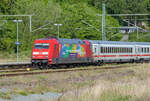 IC mit der Lok 101 066 fährt durch den Bahnhof Lietzow.