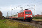 101 125 beförderte am 12.12.23 IC-Wagen von Dortmund nach Leipzig-Engelsdorf ins dortige SSM. Hier passiert der aus 14 Wagen bestehende Zug Greppin.