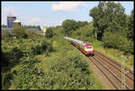 Wegen Bauarbeiten hatte der AKE Rheingold am 25.8.2024 einen längeren Laufweg. Anstatt von Minden aus direkt in Richtung Hamm zu fahren, kam er über Osnabrück und somit auf die Rollbahn in Richtung Münster. Am Stadtrand von Osnabrück im Bereich Hörne konnte ich daher den Zug um 17.07 Uhr im Bild fest halten.