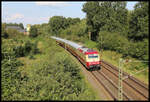 Wegen Bauarbeiten hatte der AKE Rheingold am 25.8.2024 einen längeren Laufweg. Anstatt von Minden aus direkt in Richtung Hamm zu fahren, kam er über Osnabrück und somit auf die Rollbahn in Richtung Münster. Am Stadtrand von Osnabrück im Bereich Hörne konnte ich daher den Zug um 17.07 Uhr im Bild fest halten.