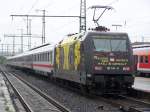 Br.101 141-0 steht mit einem InterCity im Bahnhof Aalen.