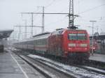 Am 10.November 2007 kmpft sich die 101 047-9  Feurewehr-Express  mit einem IC nach Nrnberg Hbf durch hftigen Schneefall. Aufgenommen in Aalen.