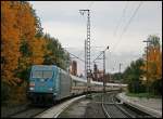 101 016-4 fuhr am 3.10.2008 mit einem IC von Nrnberg nach Karlsruhe durch den herbstlich gefrbten Bahnhof Goldshfe.