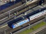 E-Lok 101 102-2 mit ihrer Werbung  Wir Menschen sind alle gleich  durchfhrt mit einer IC Wagengarnitur den Bahnhof von Kln Messe/Deutz am 08.11.08, aufgenommen vom Triangle Panorama Turm . (Jeanny)