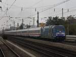 Die 101 102 (Wir Menschen Sind alle gleich) am 31.10.2009 mit einem EC bei der Durchfahrt am Heimeranplatz. (Mnchen)