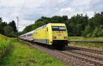 101 013 mit Werbung fr die Documenta in Kassel ist mit IC 2261 auf der Filsbahn nach Mnchen unterwegs.Aufgenommen bei Ebersbach an der Fils am 25.8.2012