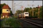 In der letzten Abendsonne passiert 101071 MÄRKLIN um 20.21 Uhr mit dem IC 140 nach Amsterdam das alte Hebelstellwerk in Westerkappeln Velpe.