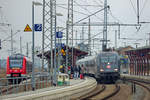 Werbelok 101 004 vor IC 24 27 (Urlaubsexpress Mecklenburg-Vorpommern) fährt an den Bahnsteig 2 in Pasewalk und auf Gleis 3 steht ein DB Regio Lint 41.