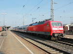 120 105-2 als Schublok für den IC 2069 nach Nürnberg bei der Einfahrt in den Bahnhof von Ansbach am 14.