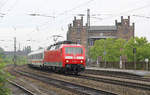 Die schöne Nummer 120 120 trägt diese Lok, die mit einem InterCity den Bahnhof Minden (Westfalen) durchfährt.