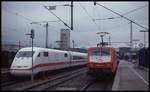 ICE 401076 Münchner Kindl nach Hamburg trifft hier am 23.6.1993 um 8.49 Uhr die 120101 im HBF Stuttgart.