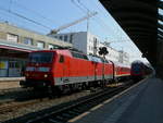 Am 15.04.2019 um 15:14 Uhr fährt 120 127 mit einem PbZ, bestehend aus einem  München-Nürnberg-Express -Steuerwagen, aus dem Ulmer Hauptbahnhof .