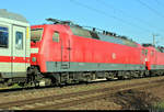 Blick auf 120 151-6 DB, die im PbZ 2487 von Leipzig Hbf nach Frankfurt(Main)Hbf mit 120 105-2 DB eingereiht ist und in Zscherben, Angersdorfer Straße, auf der Bahnstrecke Halle–Hann. Münden (KBS 590) fährt.
[18.4.2019 | 17:30 Uhr]