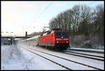 DB 120124 fährt hier am 18.12.2005 um 9.24 Uhr mit einem Intercity in Richtung Osnabrück durch den verschneiten Bahnhof Natrup Hagen.