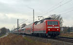 120 134 bespannte am 03.12 den PbZ 2466 von Leipzig nach Berlin. Hier rollt sie mit ihrem aus zehn Personenwagen bestehenden Zug durch Jeßnitz Richtung Dessau.