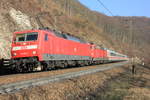 120 137 zieht 181 213  Saar  mitsamt 4 IC-Wagen am 07.03.2014 die Geislinger Steige herunter. 