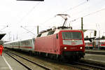08. April 2004, im Bahnhof Freilassing steht Lok 120 117 vor einem IC-Steuerwagen.