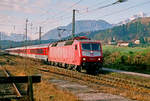 18. März 2000, IC „Alpenland“, hier, in Hammerau noch als RB eingestuft, fährt nach Freilassing. Lok 120 123 vor idyllischer Bergkulisse.
