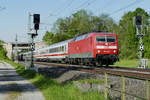 18. Mai 2017, IC 2302 München - Berlin fährt verspätet und deshalb auf dem  Falschen Gleis  bei Johannisthal in Richtung Kronach. Zuglok ist 120 145, 120 146 schiebt nach.