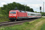 DB 120 133-4 mit zwei IC-Wagen zur Überführung bei Ebersbach / Fils 08.06.2020