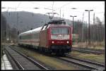 Trotz Regen habe ich mich aus dem Wartehuschen in Lietzow getraut und konnte so die 120 148 mit einem InterCity aus Binz in Richtung Stralsund ablichten. 06.04.08