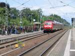 In Hagenow Land hat Einfahrt der RE1 mit der 120 201-9 von Rostock nach Hamburg. Nach dem Gelbnis bei der Bundeswehr wollen die Soldaten wieder nach hause fahren. 12.06.2008