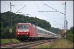 Die orientrote 120 142 bringt zur Nachmittagszeit des 24.07.08 IC 2296 ber die Filsbahn (KBS 750) bis Stuttgart Hbf, aufgenommen am Km 75,0 in Hhe Halzhausen.